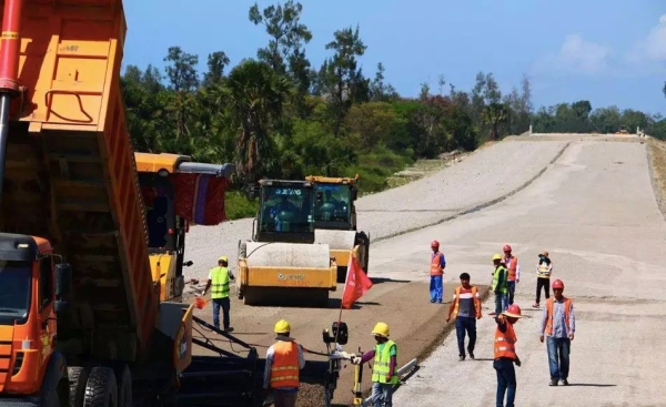 徐工攤鋪機(jī)高端機(jī)型RP953攜手徐工單鋼輪壓路機(jī)組團(tuán)助力東帝汶高速公路建設(shè)