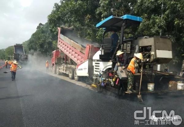 中國西安“達(dá)剛路機(jī)灑布攤鋪一體機(jī)”與德國維特根集團(tuán)“福格勒攤鋪機(jī)”進(jìn)行道路養(yǎng)護(hù)