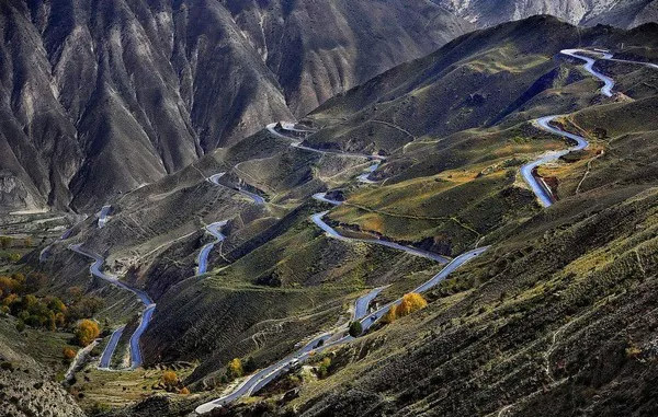 因它旅游更盡興 徐工起重機(jī)助力云南麗香高速公路修建