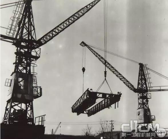 在1962年，推出人稱“紅旗吊”的15t塔式起重機(jī)