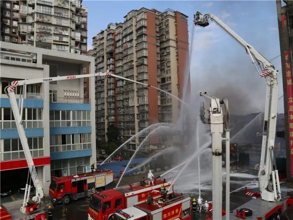 徐工成套化消防裝備助力內(nèi)江市石油化工火災(zāi)撲救實戰(zhàn)演練