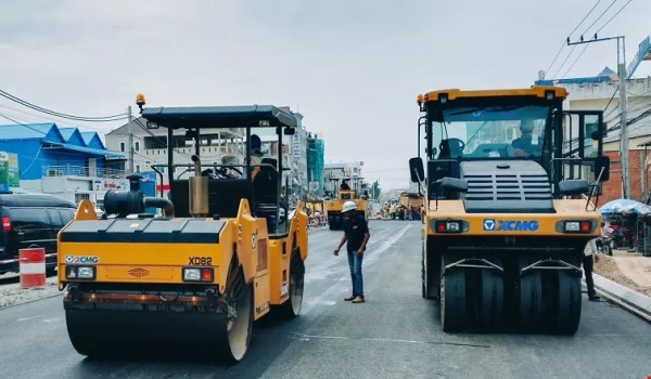 柬埔寨首都金邊1號路市政施工徐工雙鋼輪壓路機在瀝青路面上表現(xiàn)出色，受到了當?shù)厝嗣竦念l頻點贊