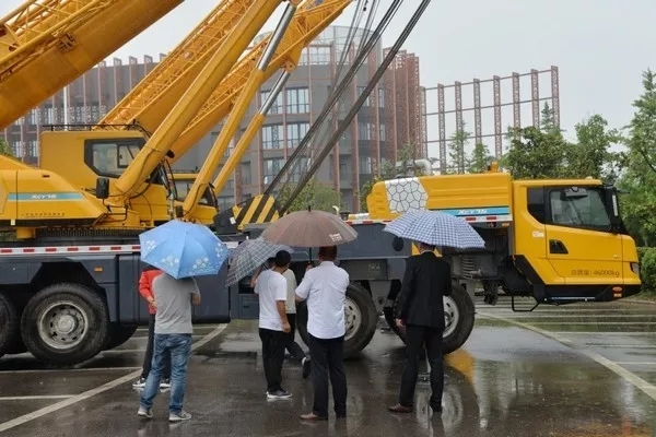 雨水抵擋不住客戶朋友對(duì)徐工起重機(jī)的激情