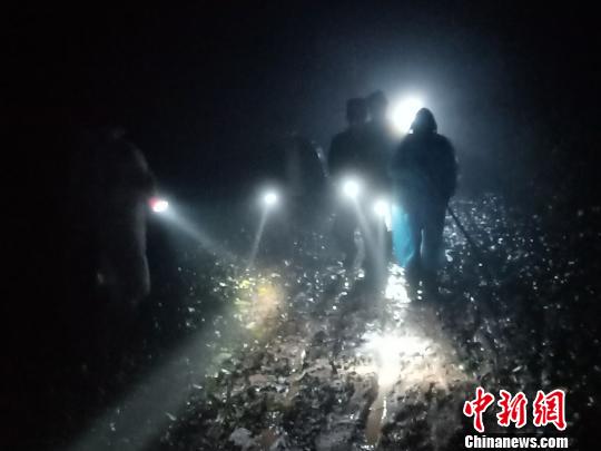 云南古稀老人進山采野生菌迷路警民聯(lián)合深夜尋回