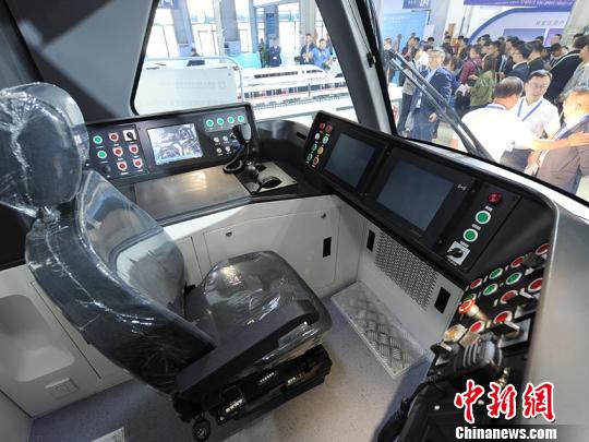 武漢東湖“光谷量子號(hào)”輕軌車吸引大量民眾圍觀。　劉棟 攝