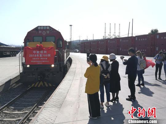 載有汽車(chē)配件、石油裝備的中歐班列整裝待發(fā)?！⊥跣≤?攝