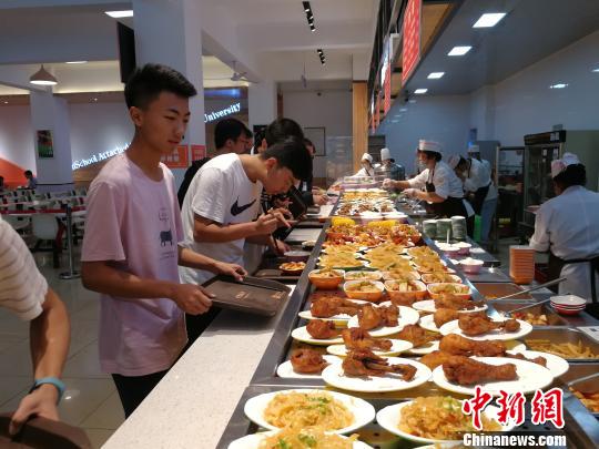 蘭州中學(xué)食堂開啟“智慧升級” 模式：自助選餐刷臉支付