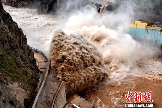 圖為劉家峽水電廠開(kāi)閘泄洪。(資料圖) 侯齊 攝