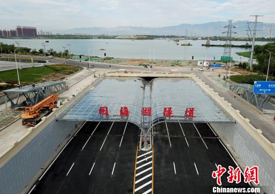 銀川閱海湖隧道管廊工程隧道入口段實(shí)景圖。　王昊 攝