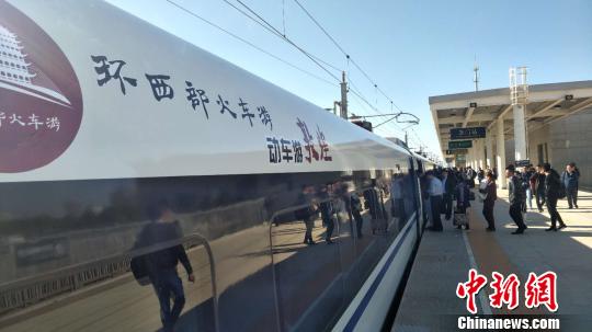 圖為D4083/2次列車開行后抵達(dá)玉門站。　馬勇強(qiáng) 攝