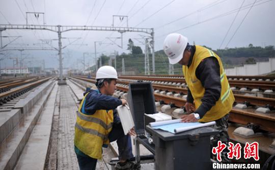 中國(guó)鐵建電氣化局技術(shù)人員正在檢查信號(hào)轉(zhuǎn)轍機(jī)。　劉忠俊 攝