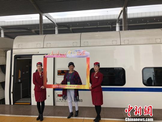 圖為乘客與列車合影留念。(史軼夫攝)