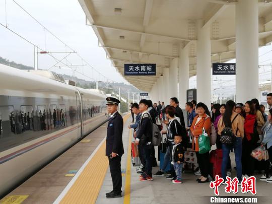 天水南車站有序組織旅客乘車?！×聜?攝