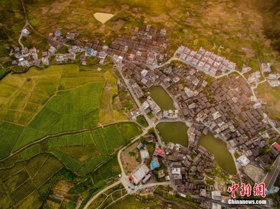 9月28日，湖南桂陽縣太和鎮(zhèn)長樂村，夕陽余暉下，炊煙繚繞，色彩斑斕，古村與新農(nóng)村相互映襯，猶如一幅美麗的畫卷，十分壯觀。長樂村自南宋建村以來，距今近800年歷史，目前保存完好古建筑200余棟，是湘南古民居建筑的典型代表。歐陽常海 攝