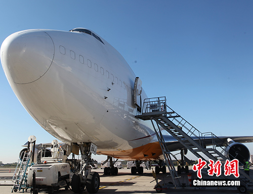 圖為該航線波音747-400貨機，其最大載重量為110噸，運輸貨物包括機械設備、電氣設備、電商包裹、汽車配件、電子產(chǎn)品等。中新社記者 德永健 攝