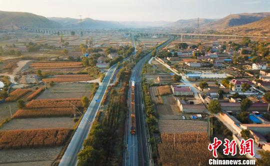 10月11日，中國(guó)鐵路蘭州局集團(tuán)有限公司大型養(yǎng)路機(jī)械設(shè)備在隴海線甘草店站附近進(jìn)行集中整修作業(yè)?！∷渭妖?攝