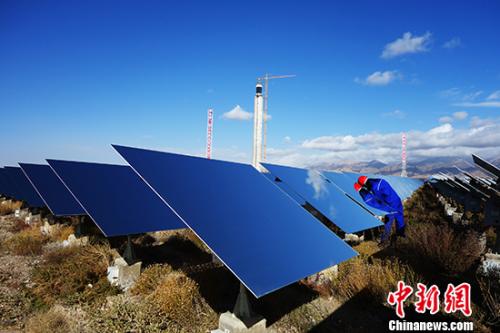 圖為中控太陽能青海德令哈10兆瓦塔式光熱電站。 孫睿 攝