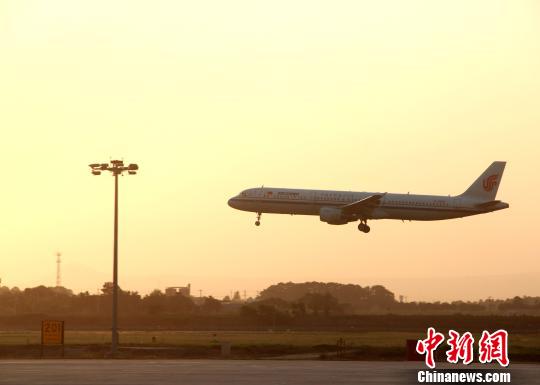 資料圖：圖為一架客機(jī)準(zhǔn)備在西安咸陽國際機(jī)場降落?！　堃怀?攝