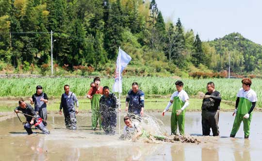 《好運(yùn)旅行團(tuán)》泥潭大戰(zhàn)上演，鄭嘉穎孫越慘遭秒殺