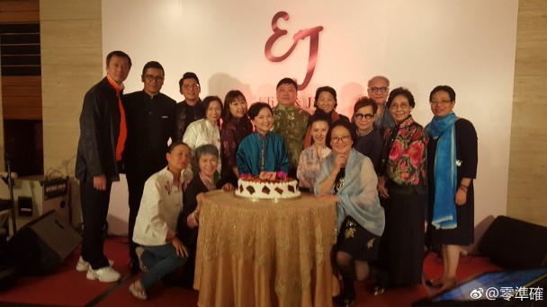 王晶慶祝結(jié)婚40周年 譚詠麟陳百祥等好友齊撐場