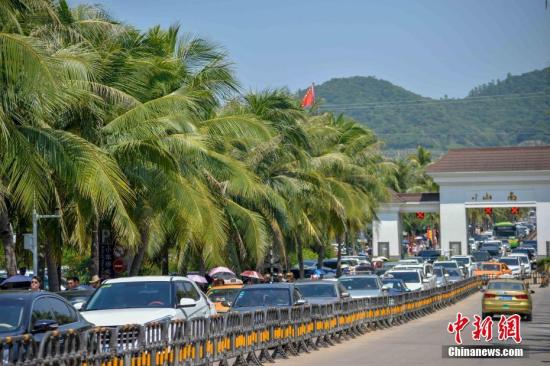 資料圖：10月3日，海南三亞各大景區(qū)迎來(lái)大量游客。 
洪堅(jiān)鵬 攝