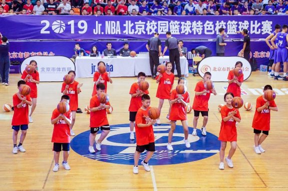 昌平一中與昌平平西府小學(xué)學(xué)生團(tuán)隊(duì)分別為現(xiàn)場(chǎng)觀眾帶來(lái)了精彩的助興表演