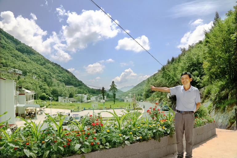 重慶巫山大埡村主任覃克清介紹云中花谷美景 