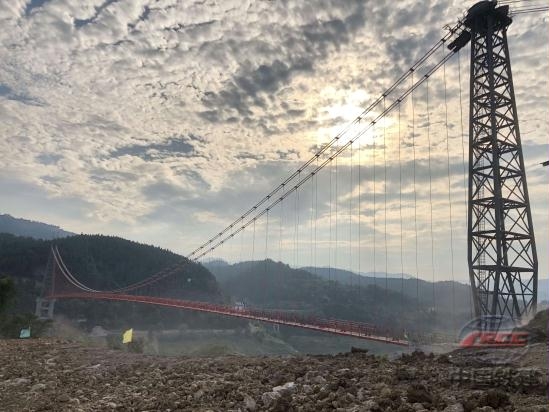 國(guó)內(nèi)跨度和荷載最大的管道懸索橋主體建成