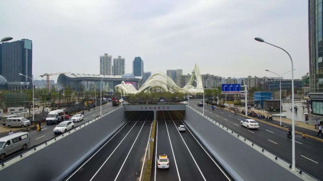 建成通車的光谷魯磨路通道