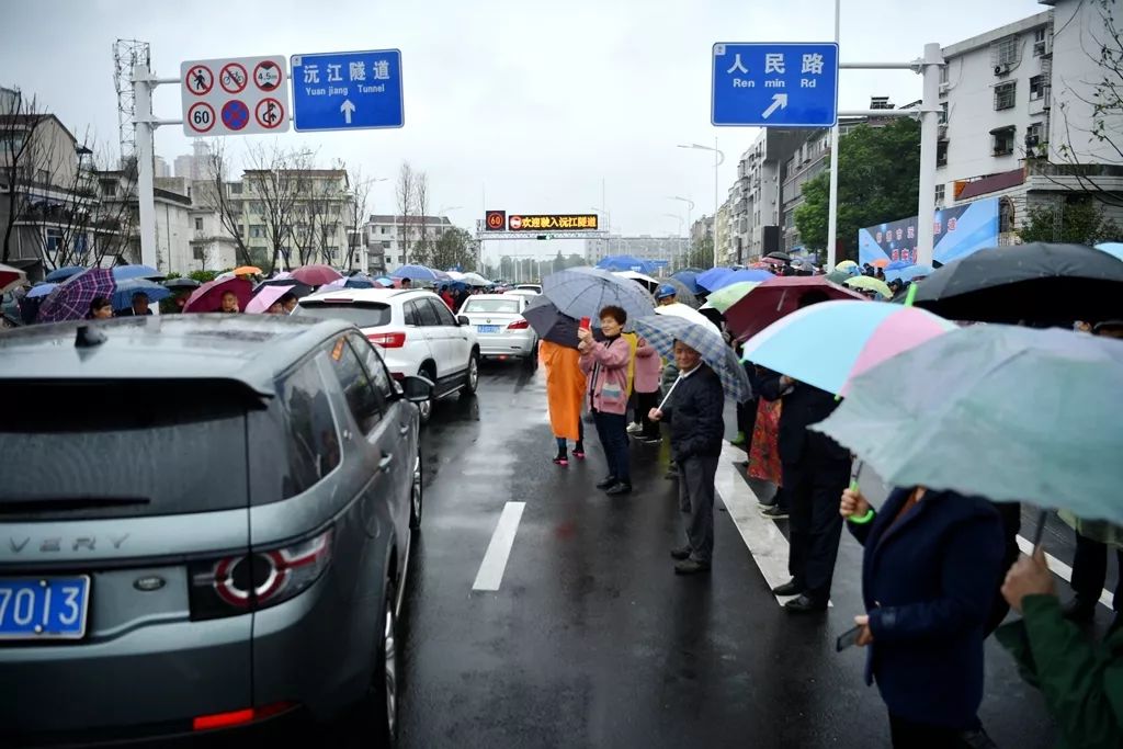 通車儀式現(xiàn)場吸引無數(shù)市民圍觀