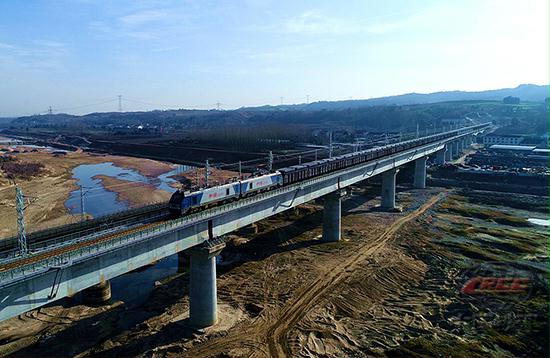 列車(chē)駛過(guò)中鐵十四局承建的洋縣漢江特大橋