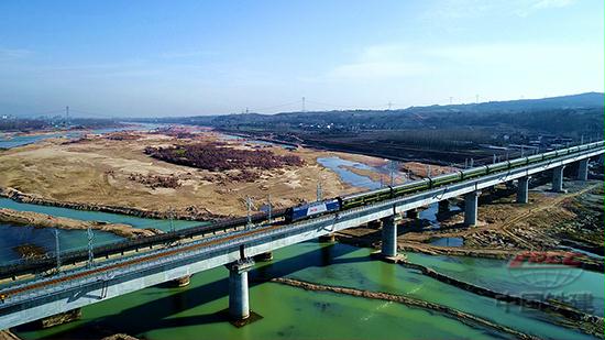 列車(chē)駛過(guò)中鐵十四局承建的洋縣漢江特大橋