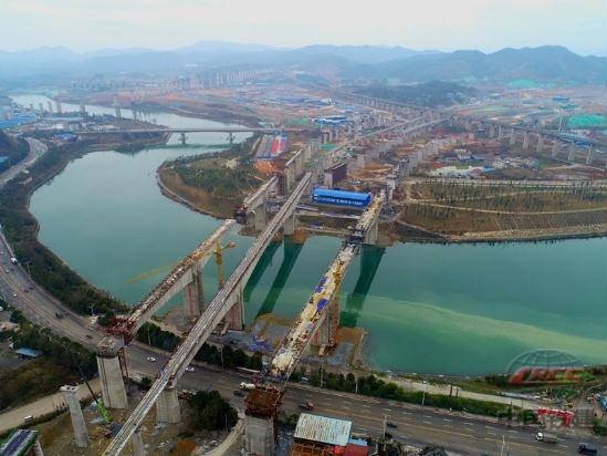 飛越舞水河道的渝懷舞水灣灘特大橋