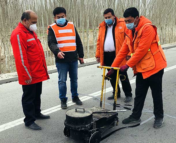 新疆：喀什公路管理局黨委書記調(diào)研復(fù)工復(fù)產(chǎn)并看望一線職工