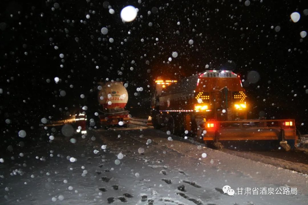 立夏遇首場(chǎng)雨雪天氣 甘肅省酒泉公路局緊急除雪破冰保暢通