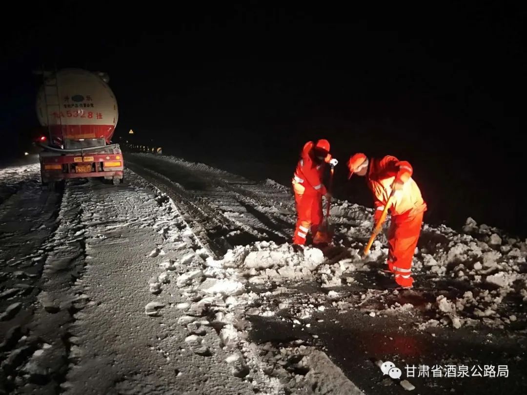 立夏遇首場(chǎng)雨雪天氣 甘肅省酒泉公路局緊急除雪破冰保暢通