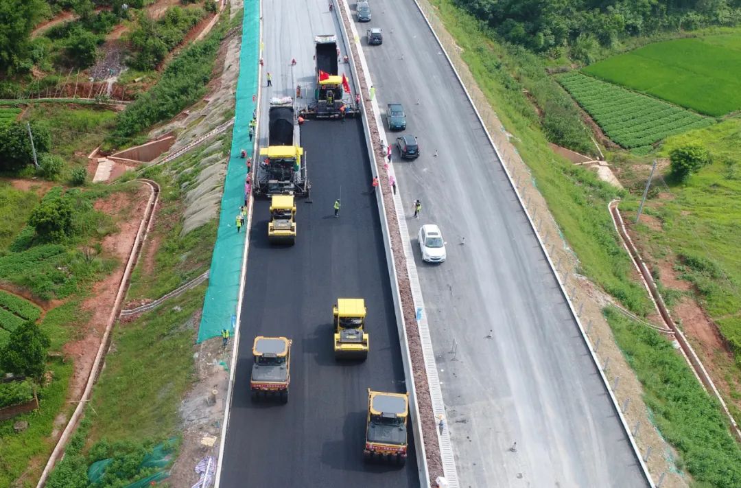 云茂高速首段瀝青路面試驗(yàn)路段順利攤鋪