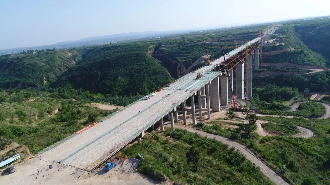 國(guó)內(nèi)高速公路最大跨度上承式鋼桁梁頂推完成